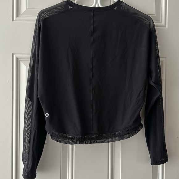 Lululemon Cropped Mesh Sleeve Top - Like New Condition!! Size 2 - Picture 2 of 4